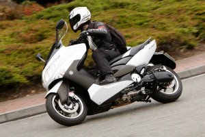 01yamaha-tmax-white